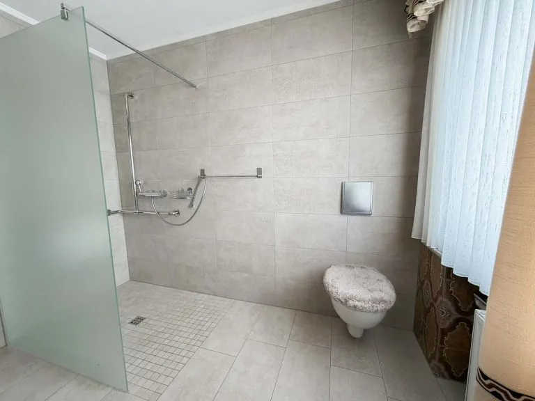 Immobilienangebot - Bitzen - Alle - Renovierungsbedürftiger Bungalow mit Sauna & Schwimmbad - nahe Hamm (Sieg)!