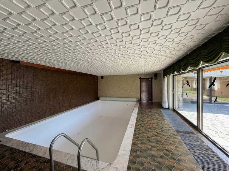 Immobilienangebot - Bitzen - Alle - Renovierungsbedürftiger Bungalow mit Sauna & Schwimmbad - nahe Hamm (Sieg)!