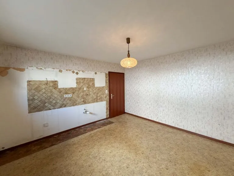 Immobilienangebot - Bitzen - Alle - Renovierungsbedürftiger Bungalow mit Sauna & Schwimmbad - nahe Hamm (Sieg)!