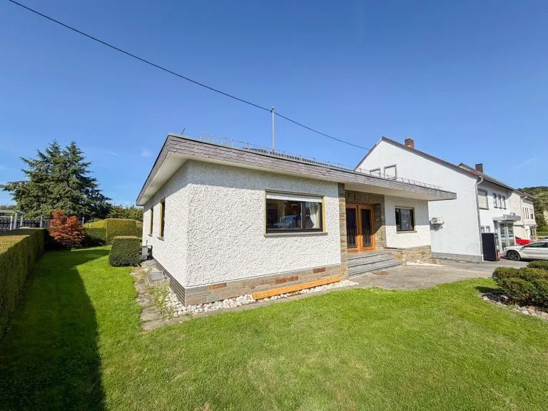 Immobilienangebot - Bitzen - Alle - Renovierungsbedürftiger Bungalow mit Sauna & Schwimmbad - nahe Hamm (Sieg)!