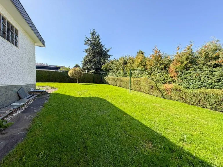 Immobilienangebot - Bitzen - Alle - Renovierungsbedürftiger Bungalow mit Sauna & Schwimmbad - nahe Hamm (Sieg)!