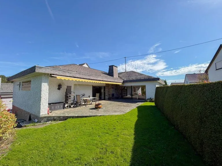 Immobilienangebot - Bitzen - Alle - Renovierungsbedürftiger Bungalow mit Sauna & Schwimmbad - nahe Hamm (Sieg)!