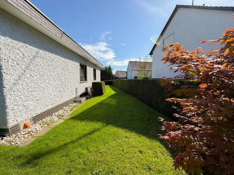 Immobilienangebot - Bitzen - Alle - Renovierungsbedürftiger Bungalow mit Sauna & Schwimmbad - nahe Hamm (Sieg)!