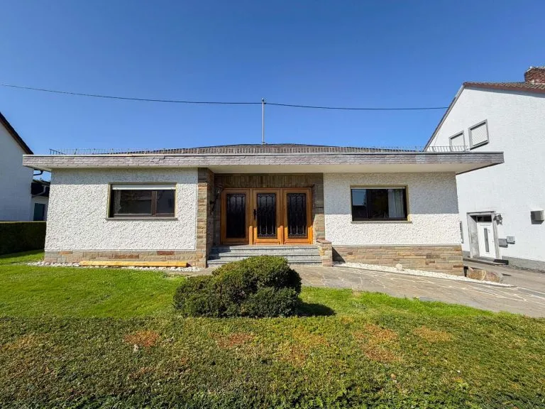 Immobilienangebot - Bitzen - Alle - Renovierungsbedürftiger Bungalow mit Sauna & Schwimmbad - nahe Hamm (Sieg)!