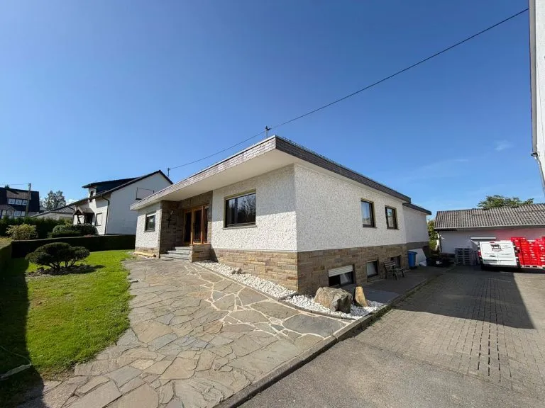 Immobilienangebot - Bitzen - Alle - Renovierungsbedürftiger Bungalow mit Sauna & Schwimmbad - nahe Hamm (Sieg)!