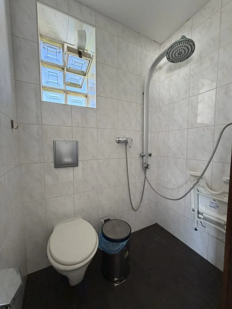 Immobilienangebot - Bitzen - Alle - Renovierungsbedürftiger Bungalow mit Sauna & Schwimmbad - nahe Hamm (Sieg)!