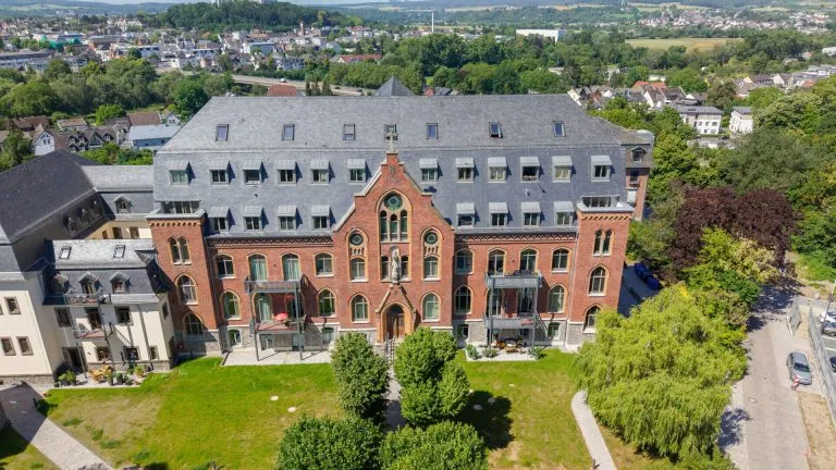 Immobilienangebot - Limburg an der Lahn - Alle - Elegantes Wohnen im historischen Kloster-Gehobene 3 Zimmerwohnung mit Einbauküche und Loggia!