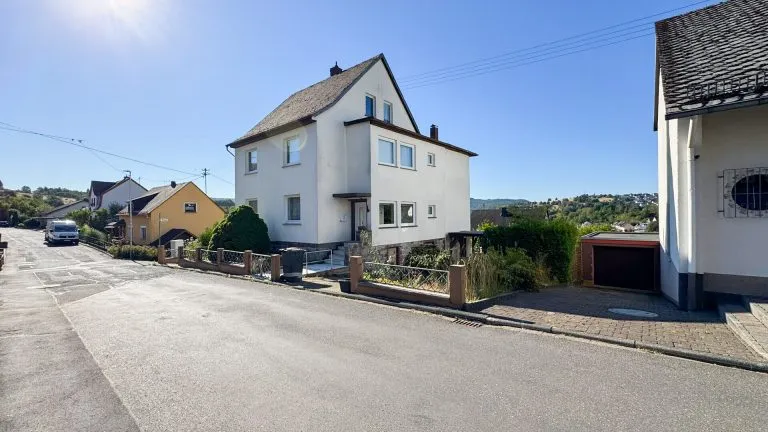 Immobilienangebot - Kadenbach - Alle - Gepflegtes Zweifamilienhaus mit Fernblick auf großem Grundstück in ruhiger Lage bei Montabaur!