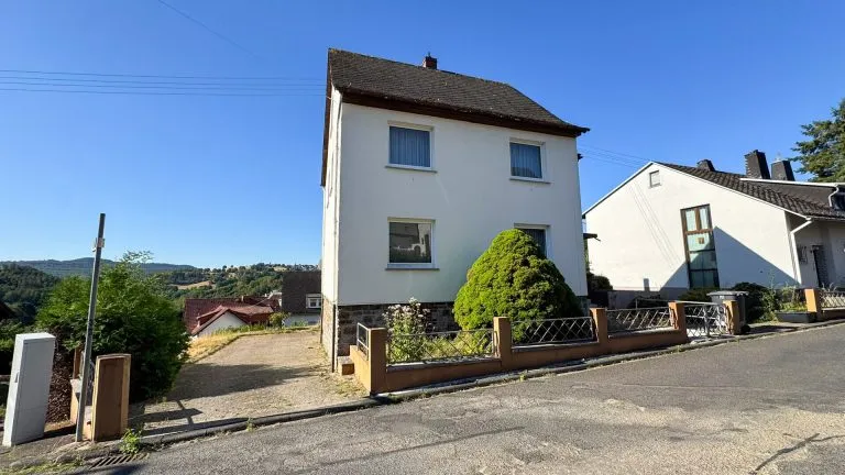Immobilienangebot - Kadenbach - Alle - Gepflegtes Zweifamilienhaus mit Fernblick auf großem Grundstück in ruhiger Lage bei Montabaur!