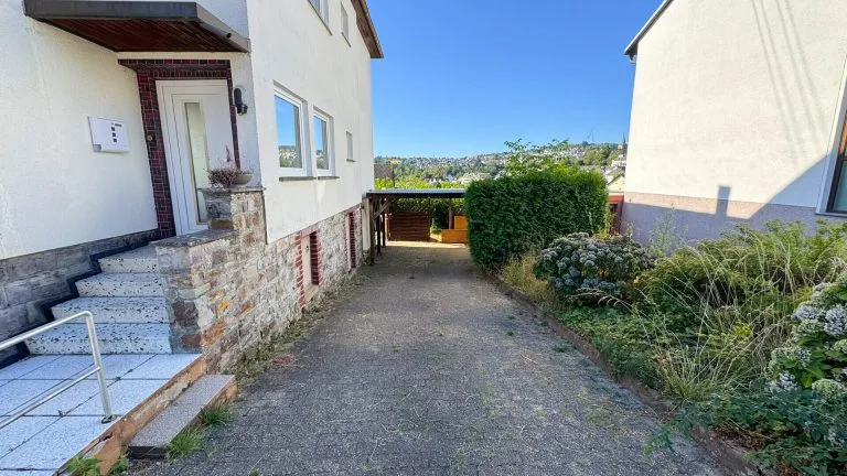 Immobilienangebot - Kadenbach - Alle - Gepflegtes Zweifamilienhaus mit Fernblick auf großem Grundstück in ruhiger Lage bei Montabaur!