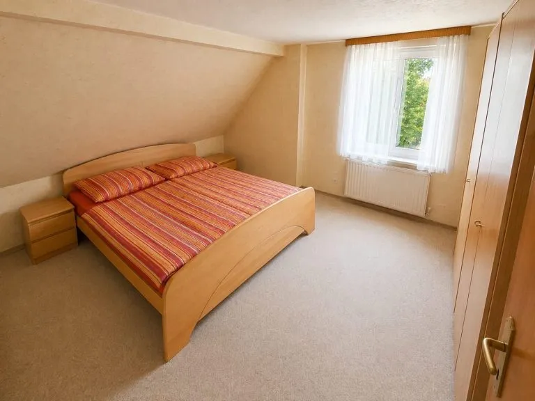 Immobilienangebot - Kadenbach - Alle - Gepflegtes Zweifamilienhaus mit Fernblick auf großem Grundstück in ruhiger Lage bei Montabaur!