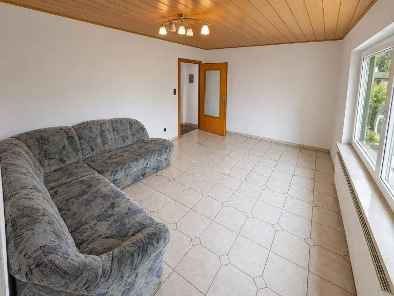 Immobilienangebot - Kadenbach - Alle - Gepflegtes Zweifamilienhaus mit Fernblick auf großem Grundstück in ruhiger Lage bei Montabaur!