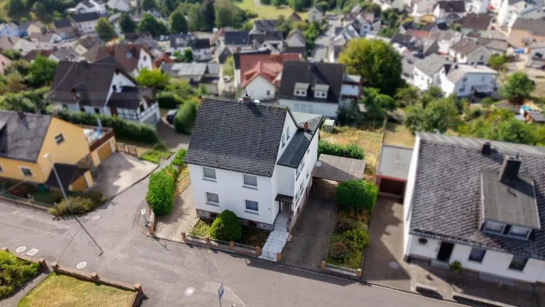 Immobilienangebot - Kadenbach - Alle - Gepflegtes Zweifamilienhaus mit Fernblick auf großem Grundstück in ruhiger Lage bei Montabaur!