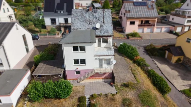 Immobilienangebot - Kadenbach - Alle - Gepflegtes Zweifamilienhaus mit Fernblick auf großem Grundstück in ruhiger Lage bei Montabaur!