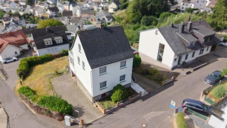 Immobilienangebot - Kadenbach - Alle - Gepflegtes Zweifamilienhaus mit Fernblick auf großem Grundstück in ruhiger Lage bei Montabaur!