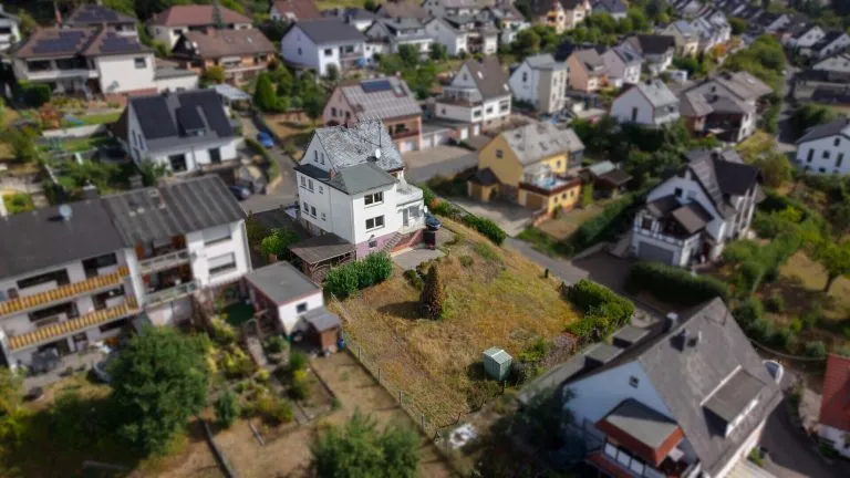Immobilienangebot - Kadenbach - Alle - Gepflegtes Zweifamilienhaus mit Fernblick auf großem Grundstück in ruhiger Lage bei Montabaur!