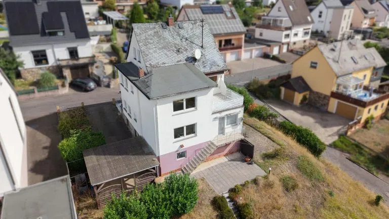 Immobilienangebot - Kadenbach - Alle - Gepflegtes Zweifamilienhaus mit Fernblick auf großem Grundstück in ruhiger Lage bei Montabaur!