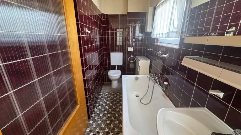 Immobilienangebot - Kadenbach - Alle - Gepflegtes Zweifamilienhaus mit Fernblick auf großem Grundstück in ruhiger Lage bei Montabaur!
