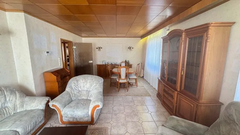 Immobilienangebot - Kadenbach - Alle - Gepflegtes Zweifamilienhaus mit Fernblick auf großem Grundstück in ruhiger Lage bei Montabaur!