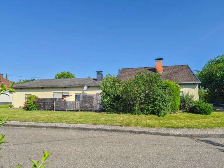 Immobilienangebot - Puderbach VG - Alle - Gepflegtes 3-Parteienhaus im Bungalowstil in zentraler Wohnlage von Puderbach zu verkaufen!