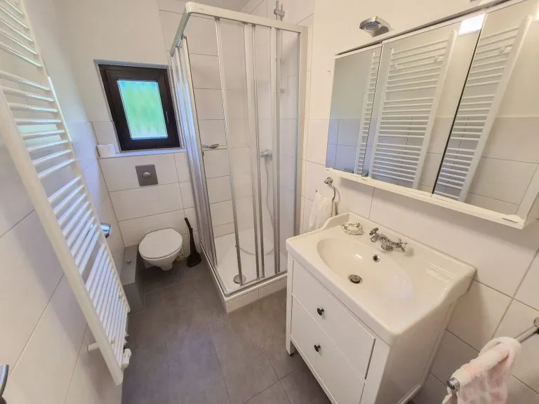 Immobilienangebot - Puderbach VG - Alle - Gepflegtes 3-Parteienhaus im Bungalowstil in zentraler Wohnlage von Puderbach zu verkaufen!