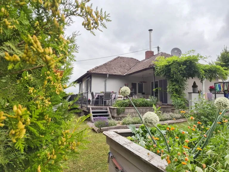 Immobilienangebot - Puderbach VG - Alle - TRAUMLAGE - Top-sanierter Bungalow in absoluter Ortsrandlage zu verkaufen!