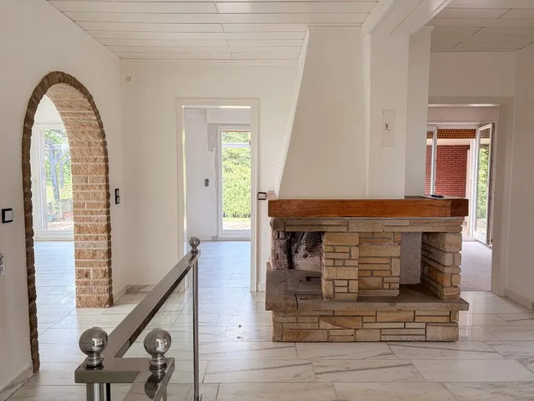 Immobilienangebot - Windeck - Alle - **RESERVIERT**
Großzügiges, gepflegtes Einfamilienhaus mit ELW, Poolhaus, Sauna & Traumhafte Aussicht in Windeck!