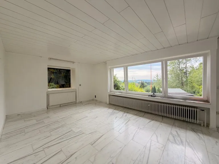 Immobilienangebot - Windeck - Alle - **RESERVIERT**
Großzügiges, gepflegtes Einfamilienhaus mit ELW, Poolhaus, Sauna & Traumhafte Aussicht in Windeck!