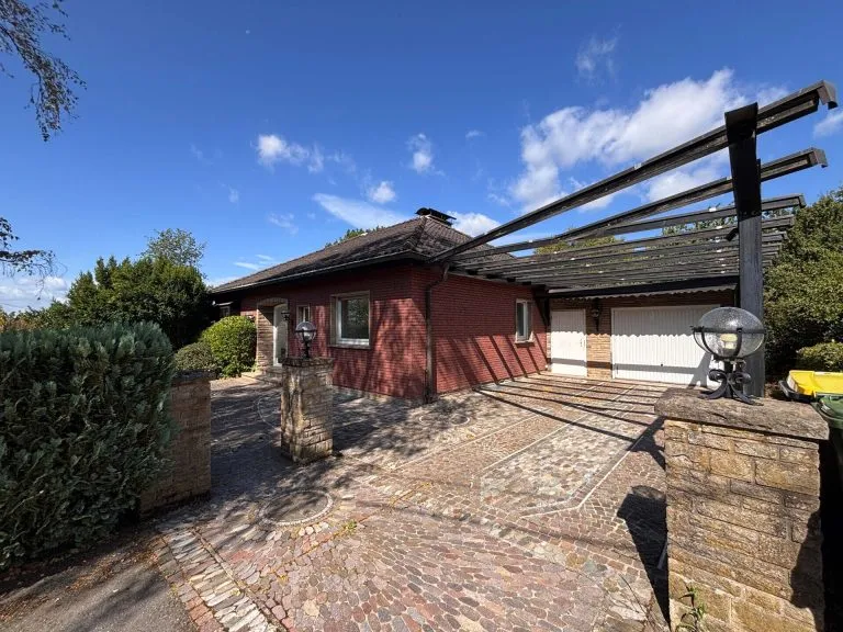 Immobilienangebot - Windeck - Alle - **RESERVIERT**
Großzügiges, gepflegtes Einfamilienhaus mit ELW, Poolhaus, Sauna & Traumhafte Aussicht in Windeck!