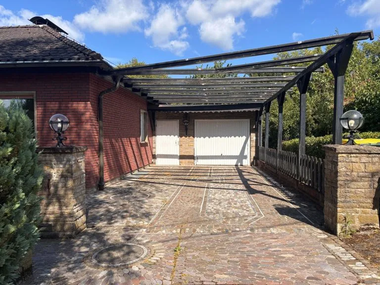 Immobilienangebot - Windeck - Alle - **RESERVIERT**
Großzügiges, gepflegtes Einfamilienhaus mit ELW, Poolhaus, Sauna & Traumhafte Aussicht in Windeck!