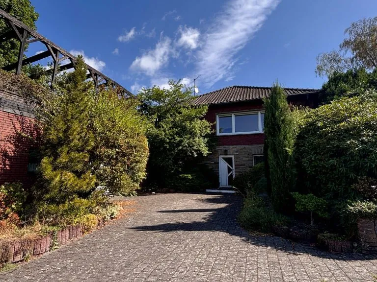 Immobilienangebot - Windeck - Alle - **RESERVIERT**
Großzügiges, gepflegtes Einfamilienhaus mit ELW, Poolhaus, Sauna & Traumhafte Aussicht in Windeck!