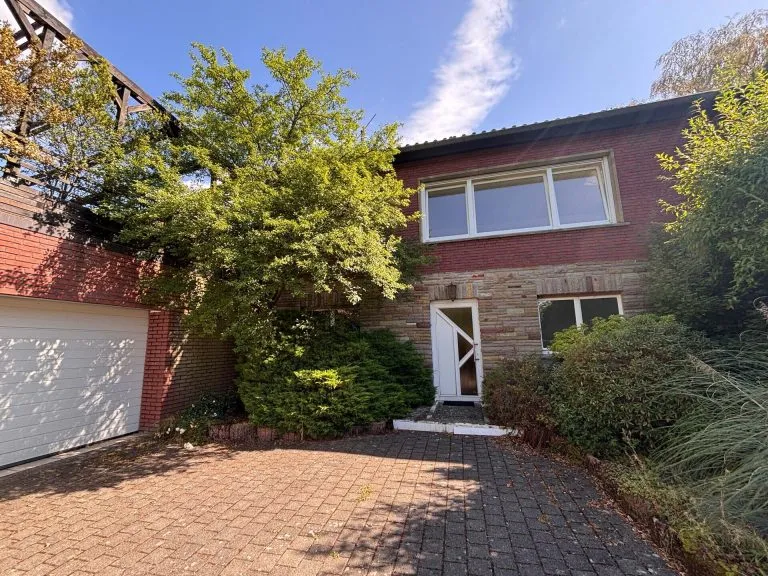 Immobilienangebot - Windeck - Alle - **RESERVIERT**
Großzügiges, gepflegtes Einfamilienhaus mit ELW, Poolhaus, Sauna & Traumhafte Aussicht in Windeck!