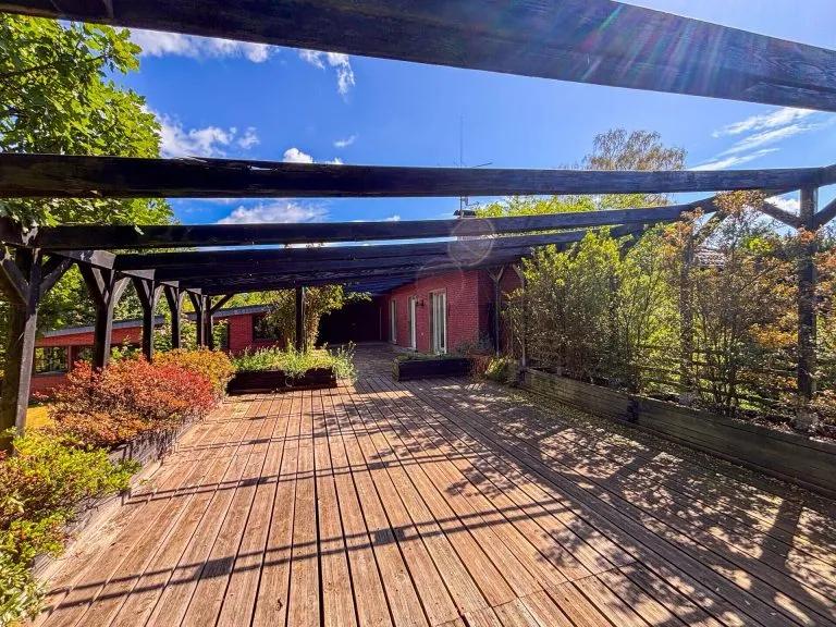 Immobilienangebot - Windeck - Alle - **RESERVIERT**
Großzügiges, gepflegtes Einfamilienhaus mit ELW, Poolhaus, Sauna & Traumhafte Aussicht in Windeck!
