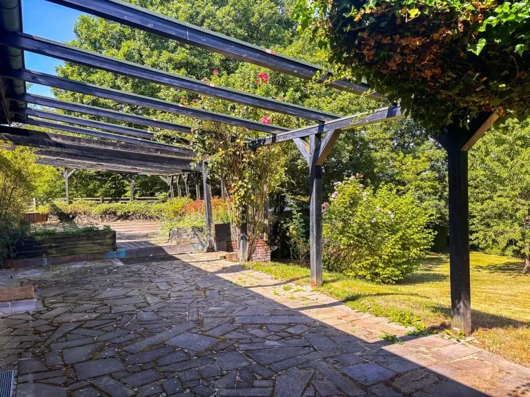 Immobilienangebot - Windeck - Alle - **RESERVIERT**
Großzügiges, gepflegtes Einfamilienhaus mit ELW, Poolhaus, Sauna & Traumhafte Aussicht in Windeck!
