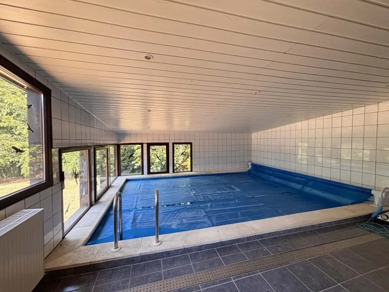 Immobilienangebot - Windeck - Alle - **RESERVIERT**
Großzügiges, gepflegtes Einfamilienhaus mit ELW, Poolhaus, Sauna & Traumhafte Aussicht in Windeck!