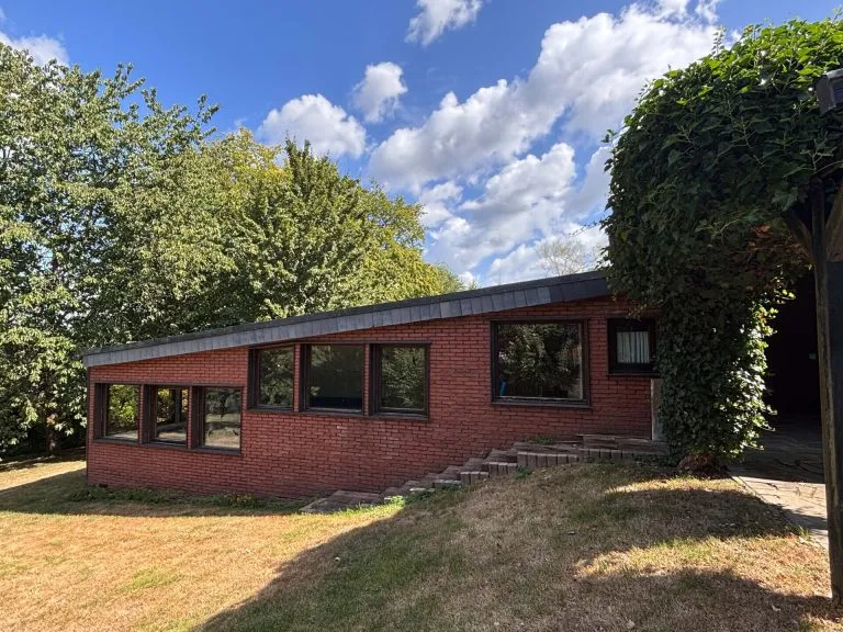 Immobilienangebot - Windeck - Alle - **RESERVIERT**
Großzügiges, gepflegtes Einfamilienhaus mit ELW, Poolhaus, Sauna & Traumhafte Aussicht in Windeck!
