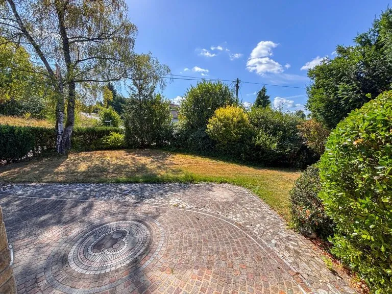 Immobilienangebot - Windeck - Alle - **RESERVIERT**
Großzügiges, gepflegtes Einfamilienhaus mit ELW, Poolhaus, Sauna & Traumhafte Aussicht in Windeck!