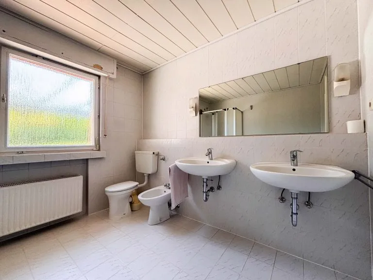 Immobilienangebot - Windeck - Alle - **RESERVIERT**
Großzügiges, gepflegtes Einfamilienhaus mit ELW, Poolhaus, Sauna & Traumhafte Aussicht in Windeck!
