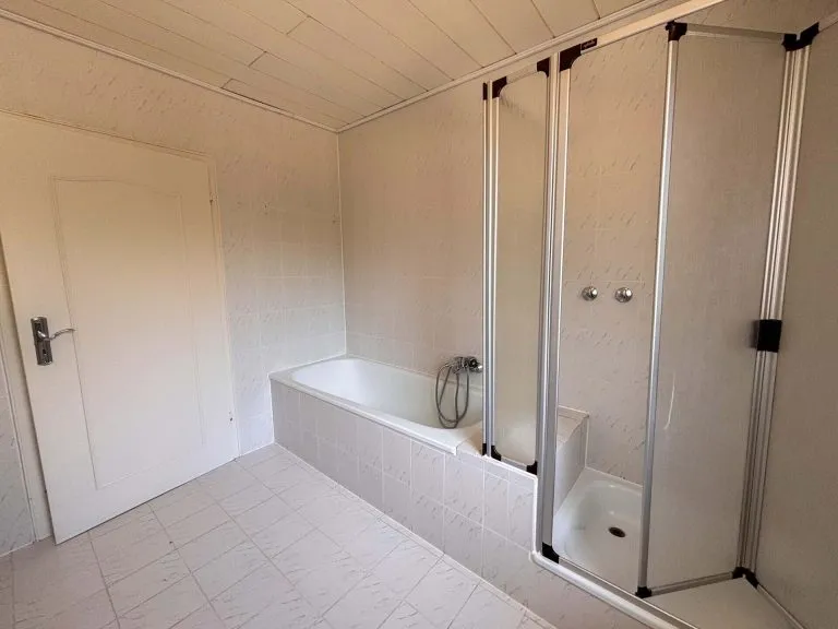 Immobilienangebot - Windeck - Alle - **RESERVIERT**
Großzügiges, gepflegtes Einfamilienhaus mit ELW, Poolhaus, Sauna & Traumhafte Aussicht in Windeck!