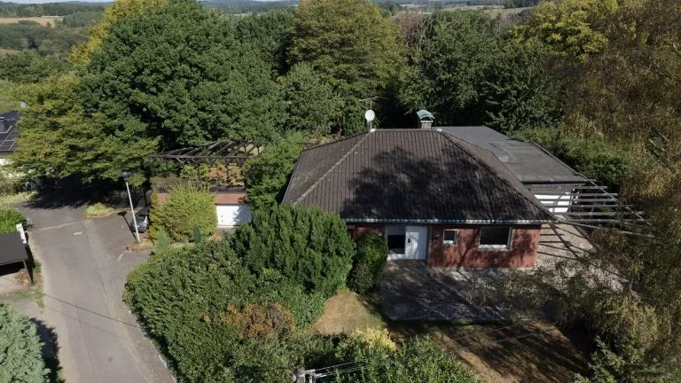 Immobilienangebot - Windeck - Alle - **RESERVIERT**
Großzügiges, gepflegtes Einfamilienhaus mit ELW, Poolhaus, Sauna & Traumhafte Aussicht in Windeck!