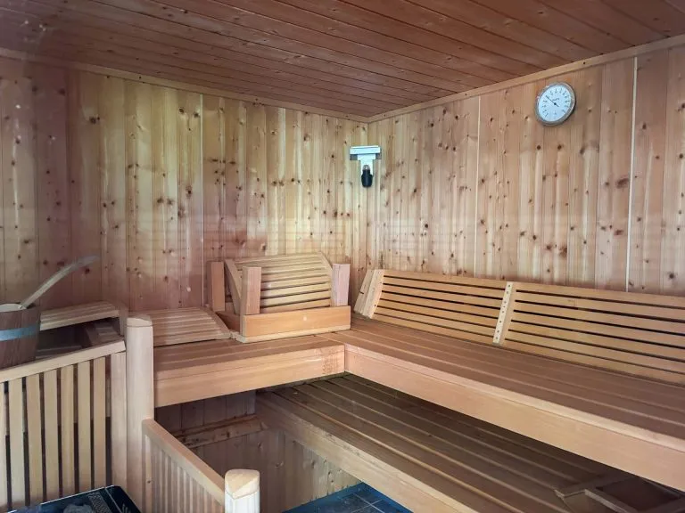 Immobilienangebot - Windeck - Alle - **RESERVIERT**
Großzügiges, gepflegtes Einfamilienhaus mit ELW, Poolhaus, Sauna & Traumhafte Aussicht in Windeck!