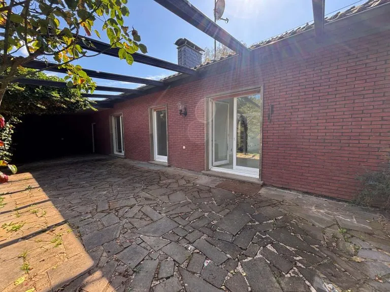 Immobilienangebot - Windeck - Alle - **RESERVIERT**
Großzügiges, gepflegtes Einfamilienhaus mit ELW, Poolhaus, Sauna & Traumhafte Aussicht in Windeck!