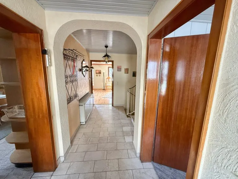 Immobilienangebot - Merkelbach - Alle - Zwei Häuser, ein Grundstück - vielseitige Möglichkeiten nahe Hachenburg!