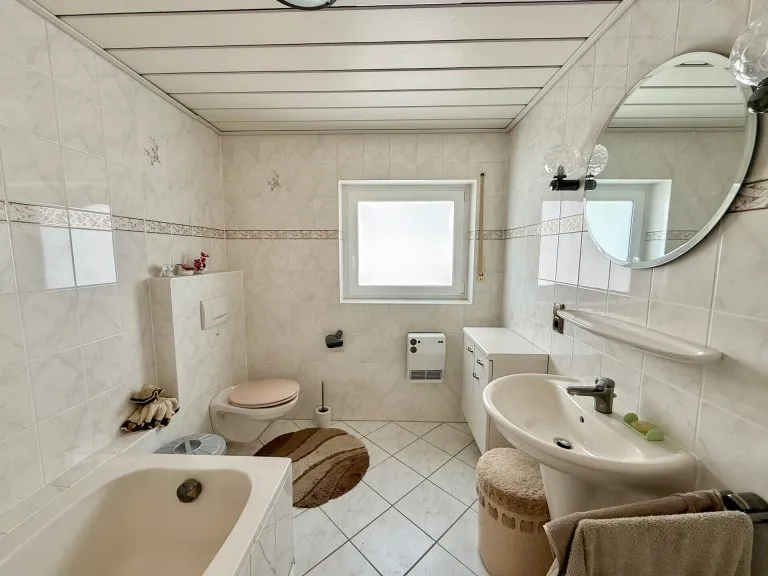 Immobilienangebot - Merkelbach - Alle - Zwei Häuser, ein Grundstück - vielseitige Möglichkeiten nahe Hachenburg!