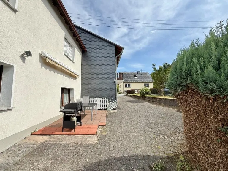 Immobilienangebot - Merkelbach - Alle - Zwei Häuser, ein Grundstück - vielseitige Möglichkeiten nahe Hachenburg!