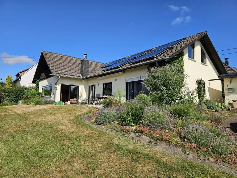 Immobilienangebot - Langenhahn - Alle - Charmantes Einfamilienhaus mit Doppelgarage, Balkon, Terrasse & großzügigem Garten in ruhiger Lage!