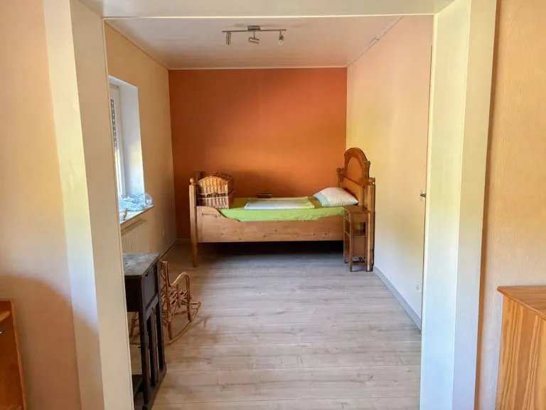 Immobilienangebot - Langenhahn - Alle - Charmantes Einfamilienhaus mit Doppelgarage, Balkon, Terrasse & großzügigem Garten in ruhiger Lage!