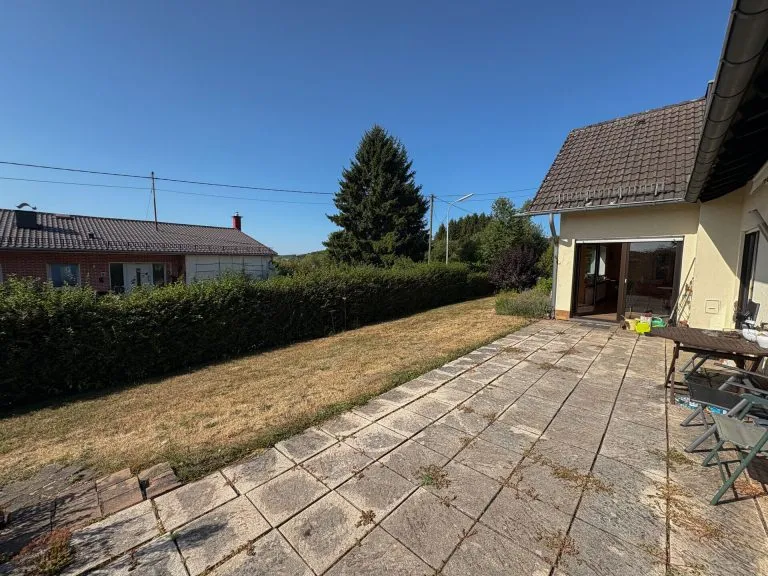 Immobilienangebot - Langenhahn - Alle - Charmantes Einfamilienhaus mit Doppelgarage, Balkon, Terrasse & großzügigem Garten in ruhiger Lage!