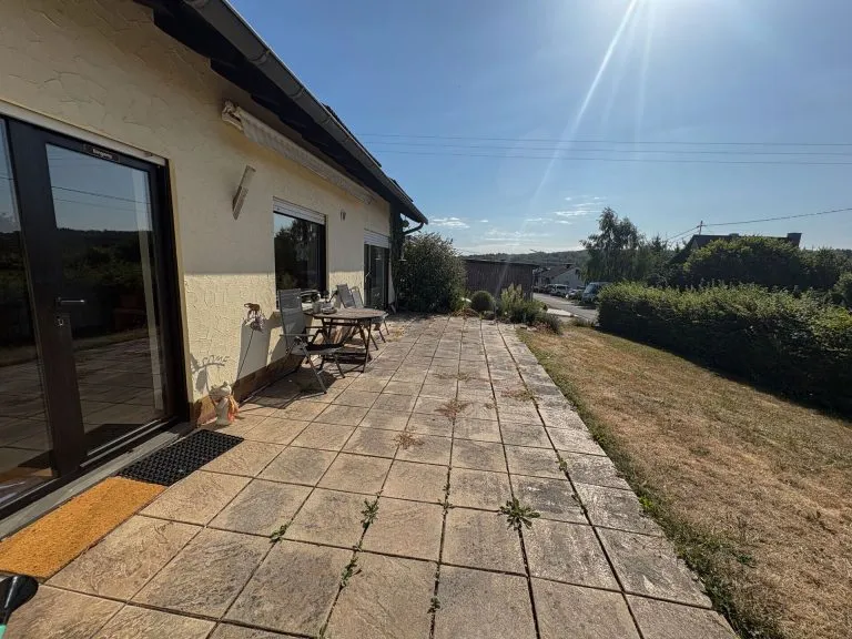Immobilienangebot - Langenhahn - Alle - Charmantes Einfamilienhaus mit Doppelgarage, Balkon, Terrasse & großzügigem Garten in ruhiger Lage!