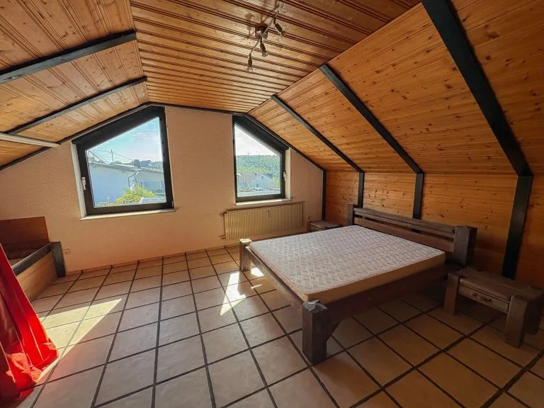 Immobilienangebot - Langenhahn - Alle - Charmantes Einfamilienhaus mit Doppelgarage, Balkon, Terrasse & großzügigem Garten in ruhiger Lage!